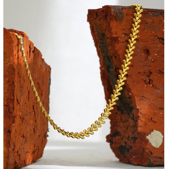 New 18K Gold Plated Fishbone Leaf Link Necklace - Picture 6 of 6